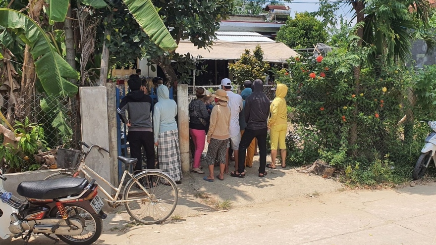 Nam thanh niên nằm chết trước sân nhà