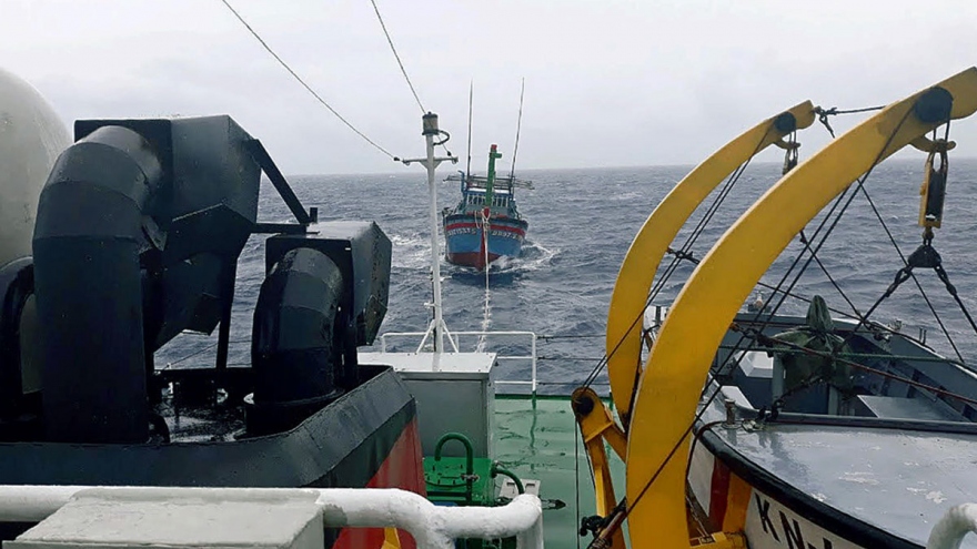 Tàu KN413 cứu tàu cá và 3 ngư dân bị nạn trên biển