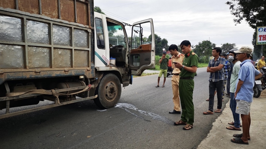 Va chạm với xe tải, 2 nữ sinh tử vong thương tâm trên đường tới trường