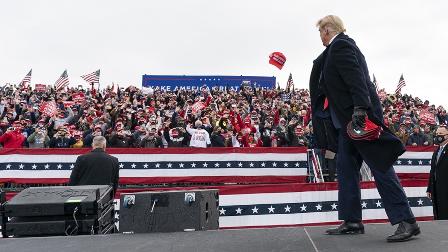 1 ngày trước bầu cử Mỹ: Chiến thắng sẽ một lần nữa gọi tên ông Trump?