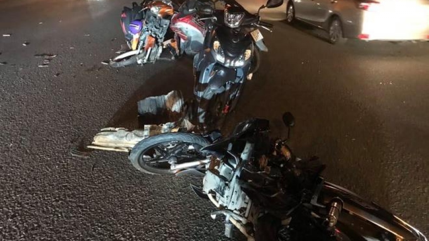 Ô tô tông 10 xe máy, nhiều người bị thương ở TP HCM