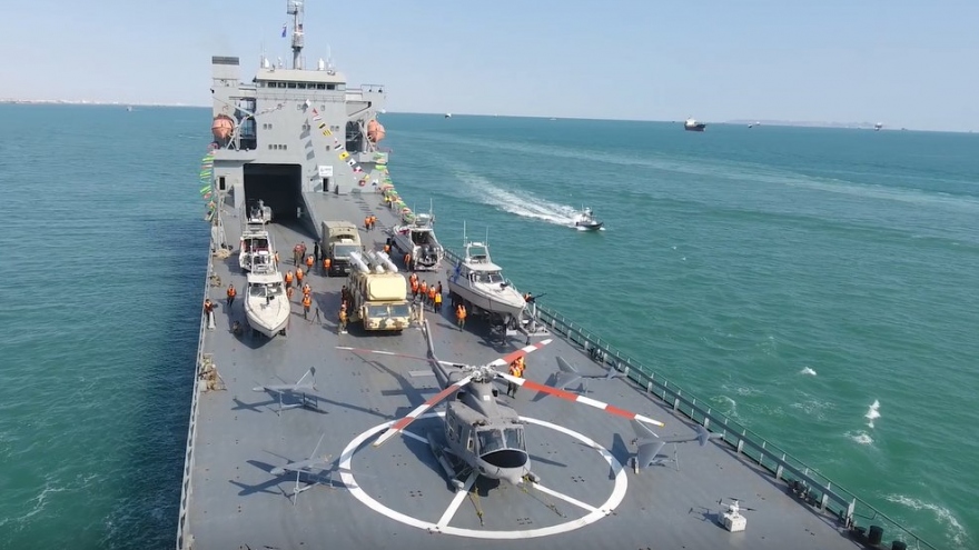 Iran ra mắt chiến hạm vượt đại dương được trang bị tên lửa hiện đại