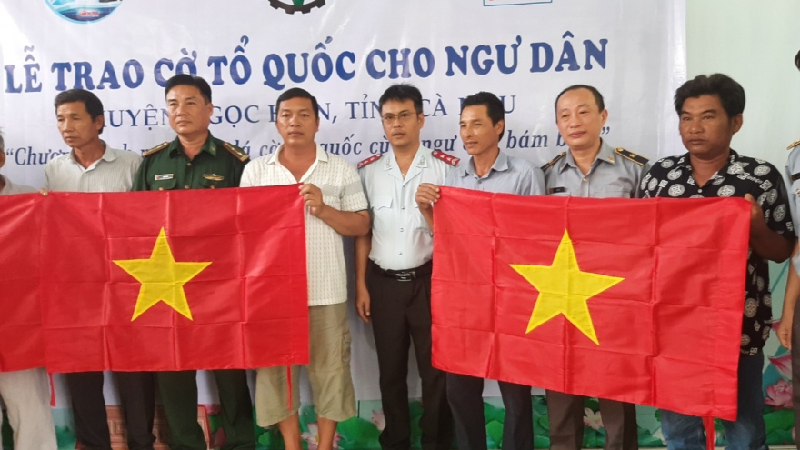 Trao 1.000 lá cờ Tổ quốc cho ngư dân Cà Mau