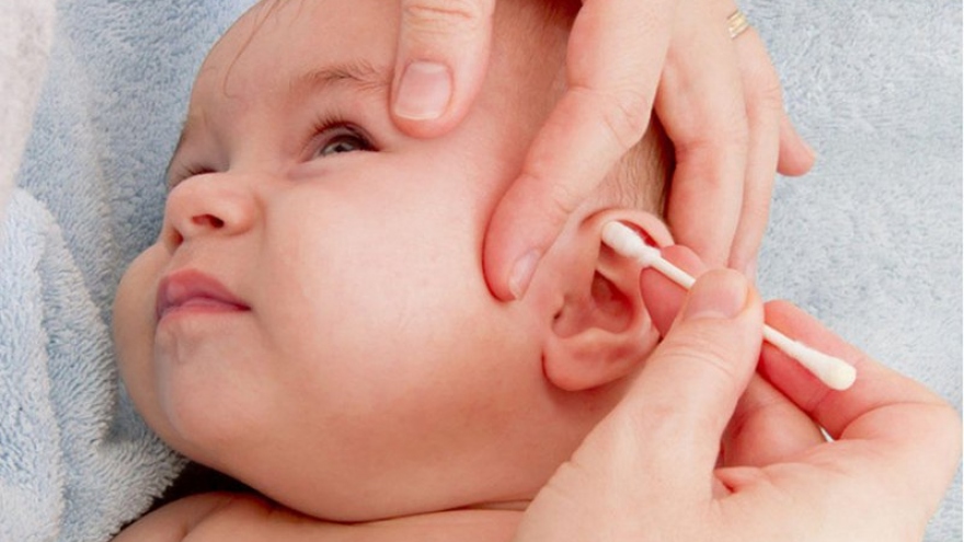 Cách lấy ráy tai cho bé không đau