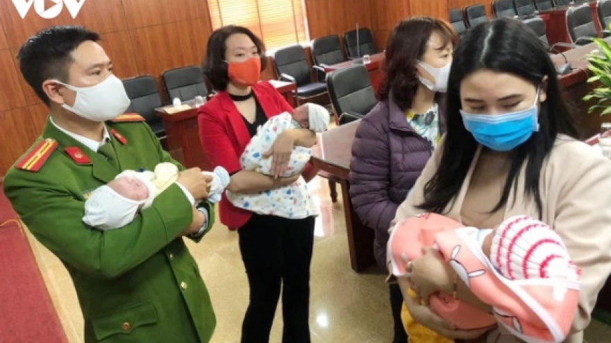 Giải cứu 4 trẻ sơ sinh đang trên đường bị bán sang Trung Quốc
