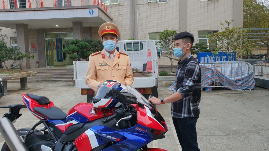 Xử phạt tài xế lái xe mô tô với vận tốc 299km/h tại Hà Nội