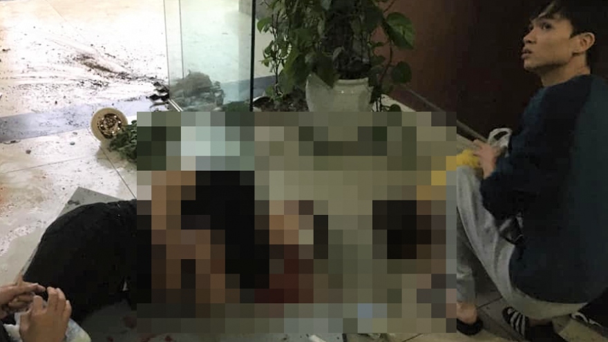 Sập trần chung cư ở Hà Nội, 2 người rơi xuống đất bị thương nặng