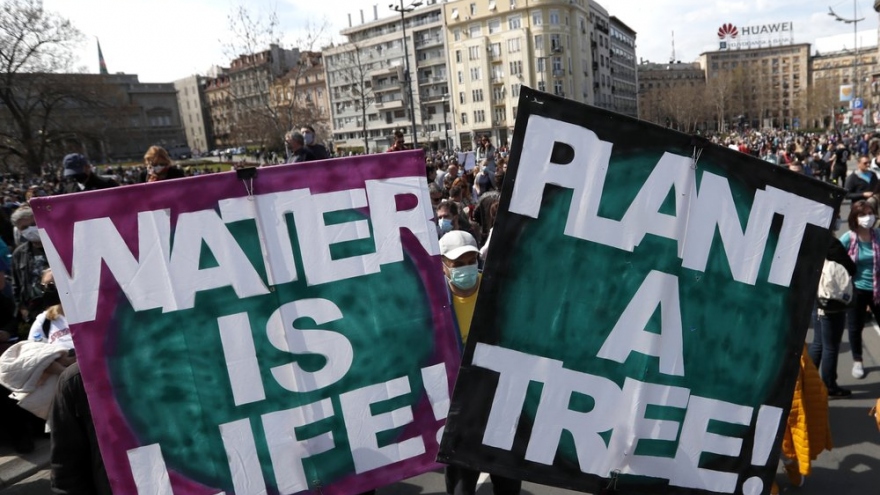 Hàng nghìn người biểu tình ở Serbia để bảo vệ môi trường