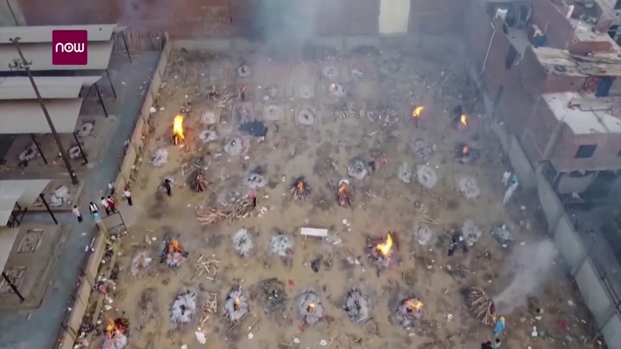 Cảnh tượng ám ảnh trong những nhà hỏa táng chật kín chỗ ở Ấn Độ