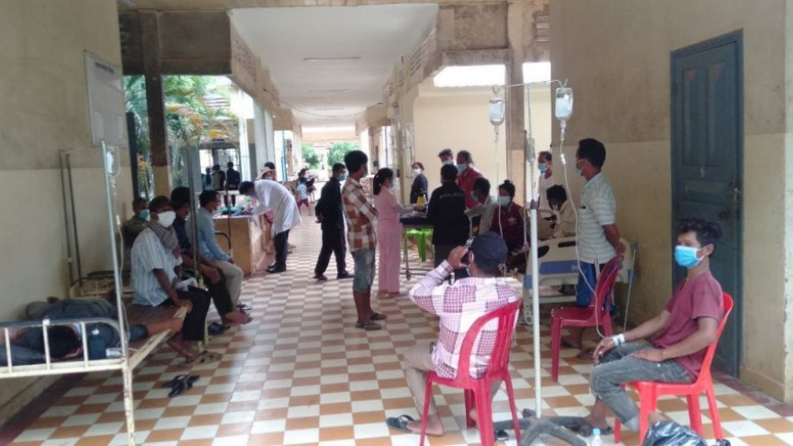 9 người chết và hơn 30 người nhập viện cấp cứu khi uống rượu trong đám tang tại Campuchia