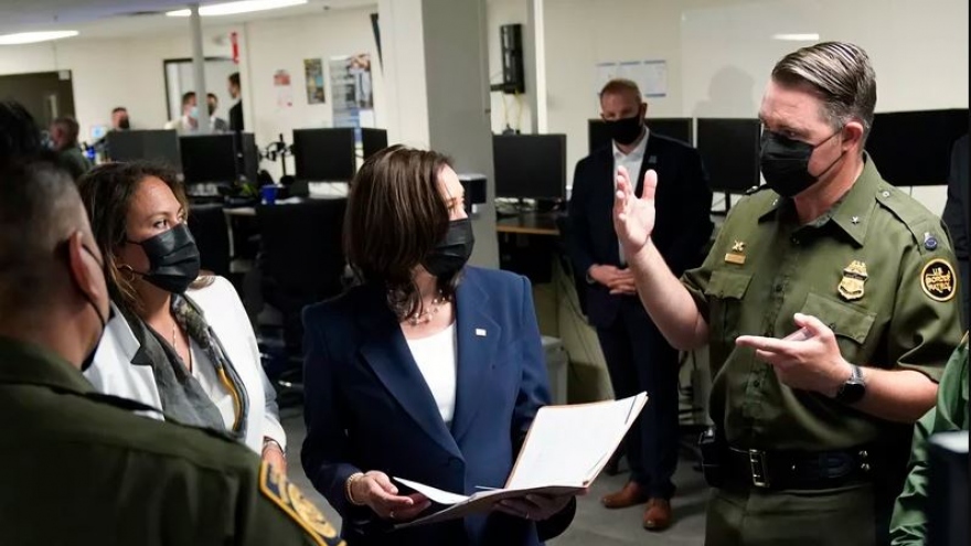 Phó Tổng thống Kamala Harris lần đầu tiên thị sát biên giới phía Nam