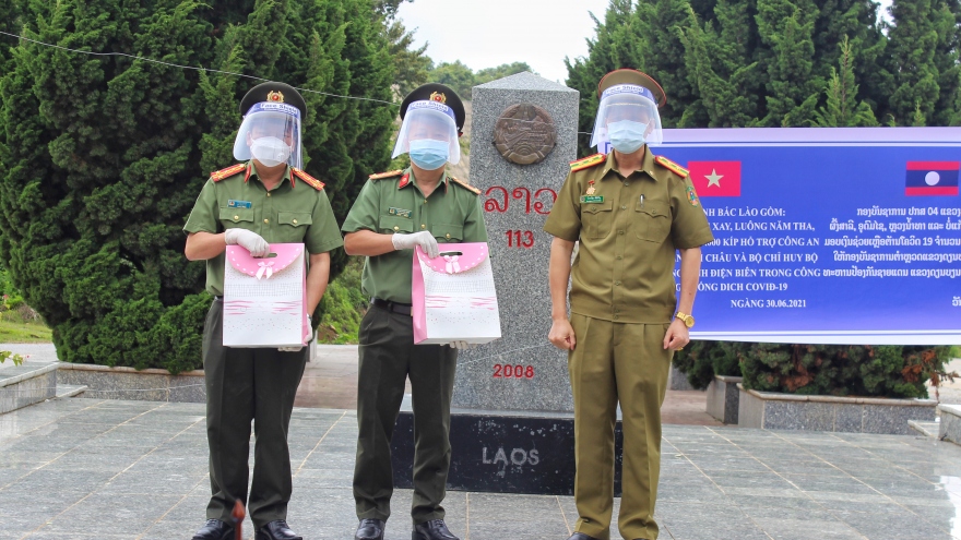 Tiếp nhận kinh phí phòng, chống Covid-19 do Công an các tỉnh Bắc Lào trao tặng