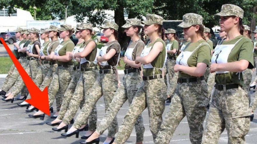 Bộ Quốc phòng Ukraine bị chỉ trích vì yêu cầu các nữ quân nhân đi giày cao gót duyệt binh