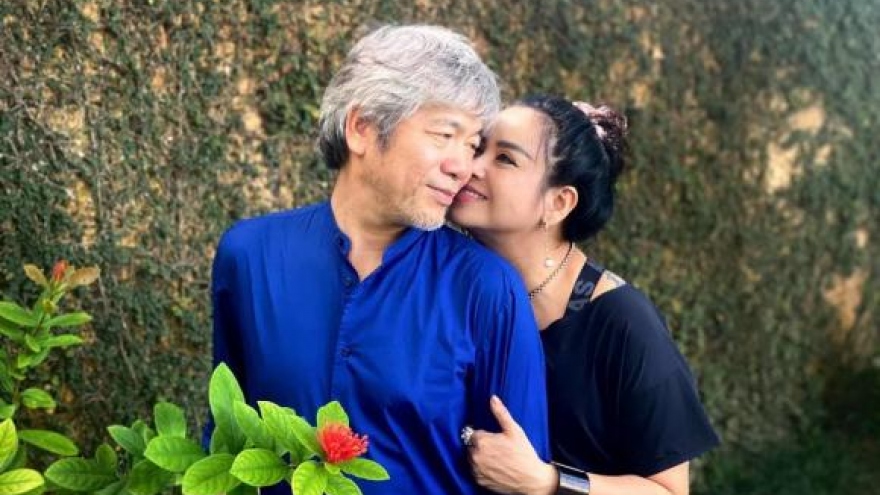 Chuyện showbiz: Thanh Lam trẻ trung như thiếu nữ, tình tứ bên bạn trai bác sĩ