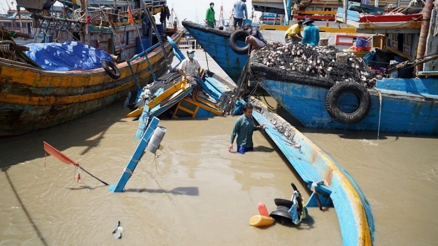 Hàng loạt tàu, thuyền bị dòng nước nhấn chìm ở cảng La Gi