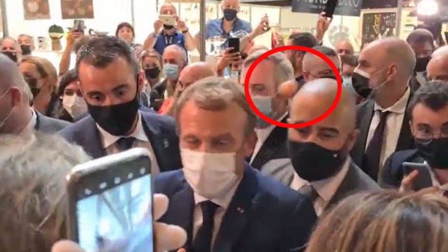 Tổng thống Pháp Macron bị ném trứng vào người khi dự sự kiện ẩm thực ở Lyon