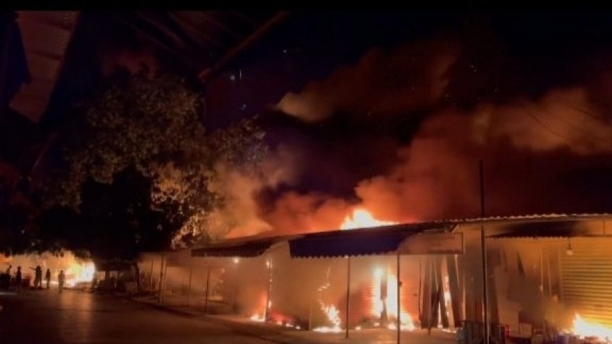 Cháy lớn tại Chợ Núi Đèo - Hải Phòng, hàng trăm ki-ốt bị thiêu rụi