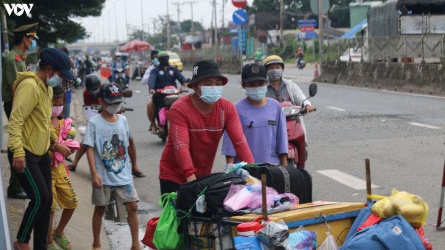 "Người lao động ngoại tỉnh ồ ạt về quê là những hình ảnh thực sự đáng buồn"