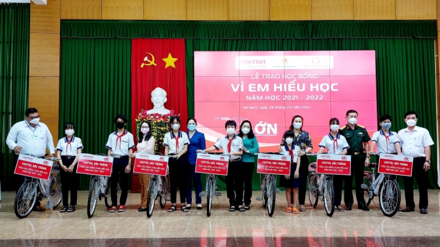 Kiên Giang, Sóc Trăng tặng sim Viettel 4G và trao học bổng Chương trình “Vì em hiếu học”