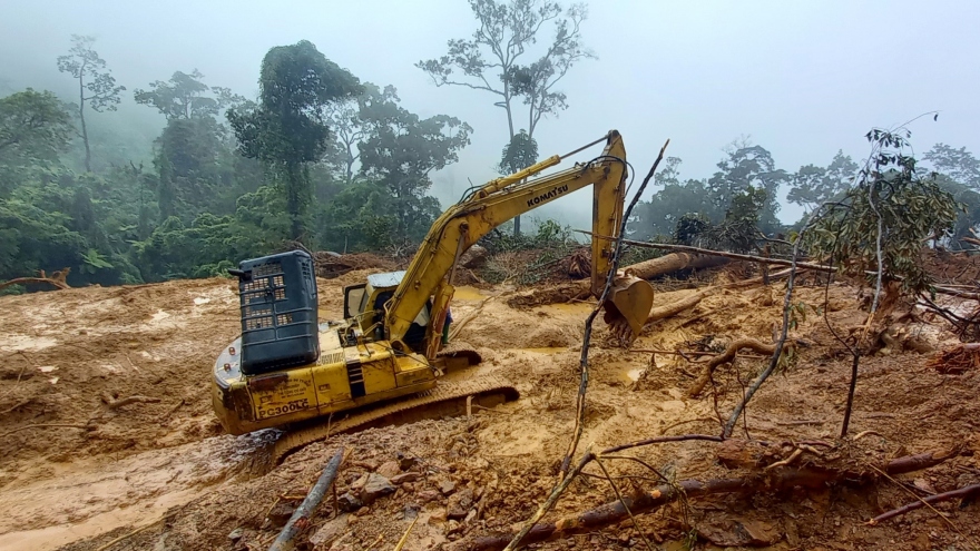 Khắc phục sạt lở trên đường Hồ Chí Minh nhánh Tây qua huyện A Lưới