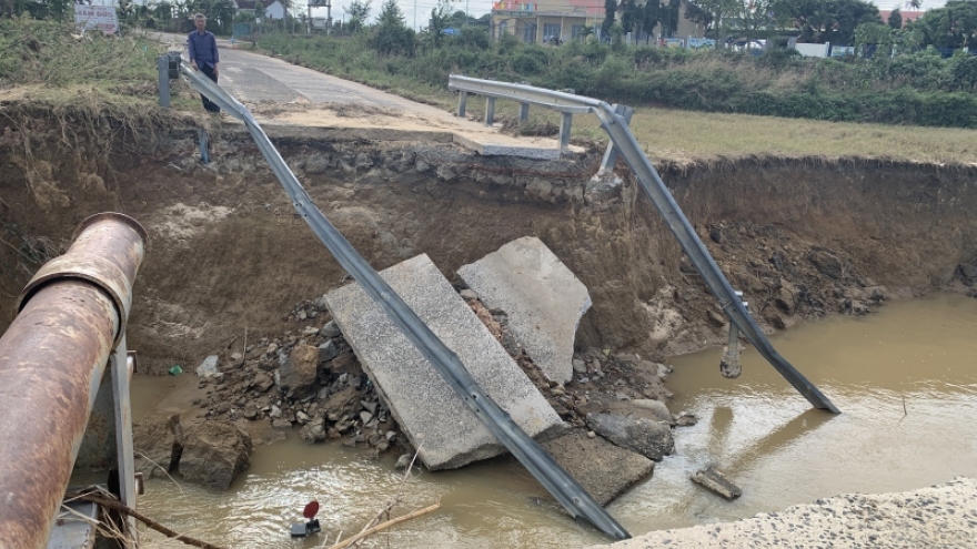 Cầu sập 1 tháng chưa sửa, hàng nghìn hộ dân Đắk Lắk đi lại khó khăn
