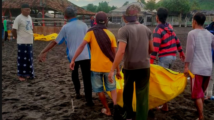 10 người tử vong do sóng cao cuốn trôi ra biển ở Indonesia