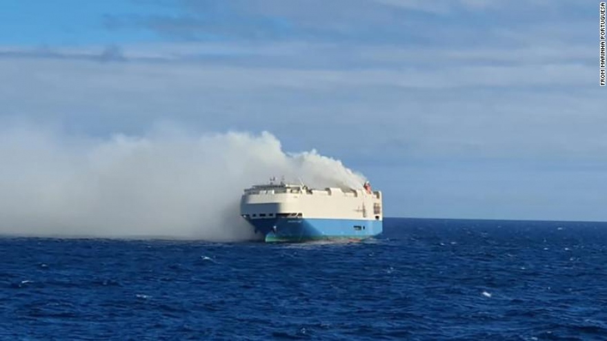 Tàu chở hàng nghìn xe ô tô hạng sang bốc cháy giữa Đại Tây Dương