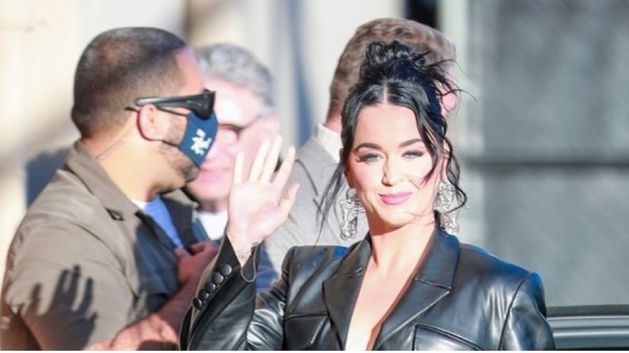 Katy Perry diện đồ da nóng bỏng tham gia chương trình "Jimmy Kimmel Live"
