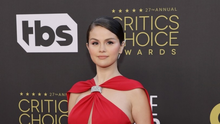 Selena Gomez tái xuất xinh đẹp sau tin đồn hẹn hò tài tử Chris Evans