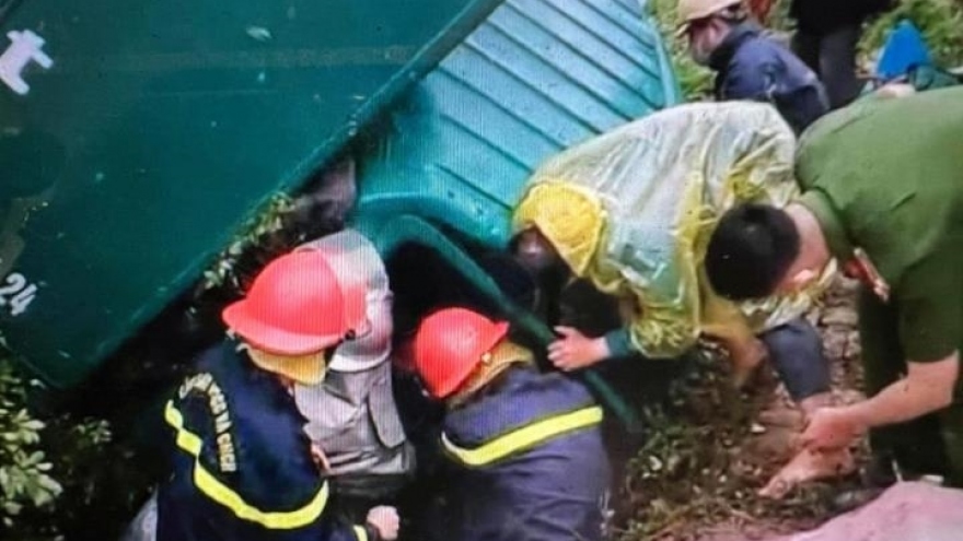 Cắt cabin, cứu 2 nạn nhân mắc kẹt trong ô tô gặp tai nạn ở Hà Nội