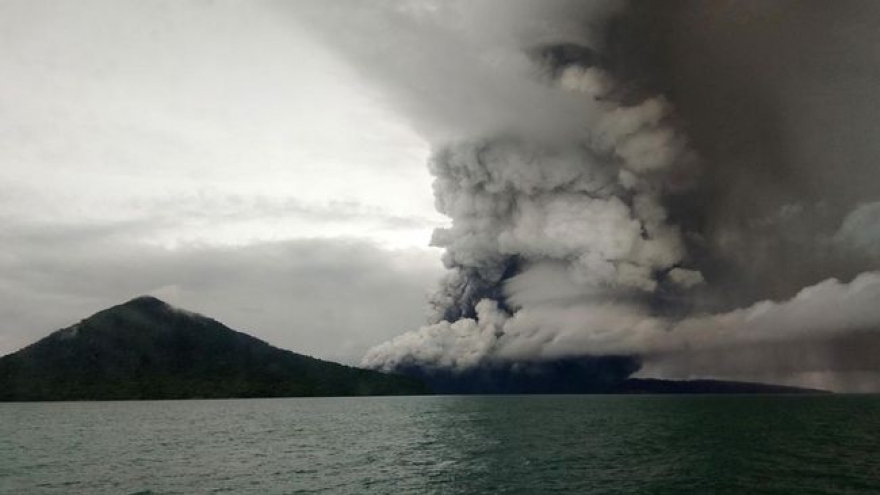 Núi lửa trên biển phun trào, tro bụi phủ kín khu dân cư ven biển ở Indonesia