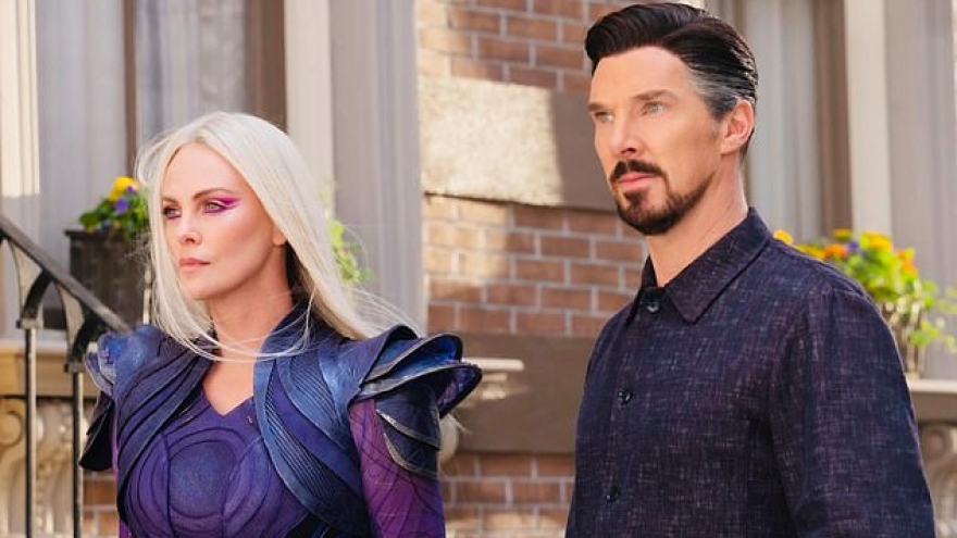 Minh tinh Charlize Theron hé lộ tạo hình "vợ" của Doctor Strange trong MCU