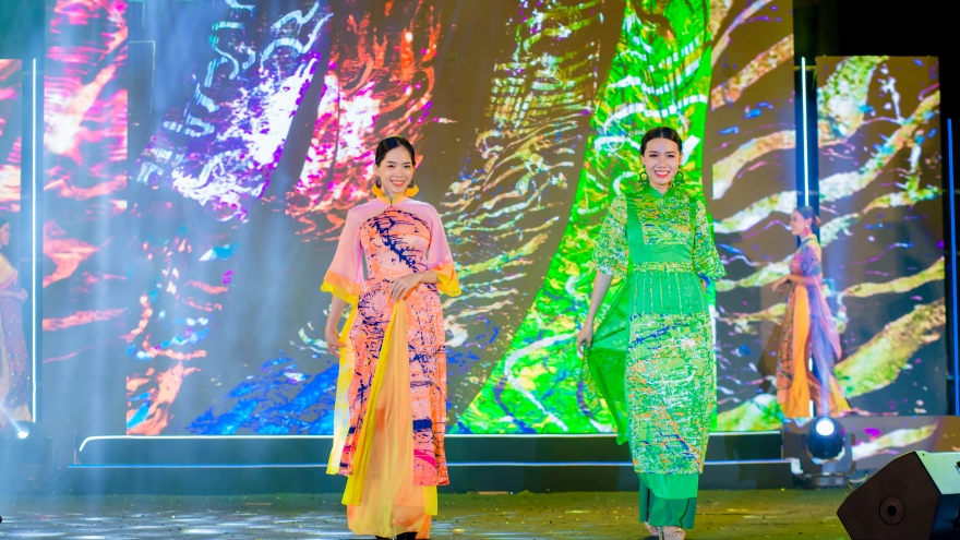 Mãn nhãn màn trình diễn áo dài và Hanbok cách tân trong "Passion Show 2022"
