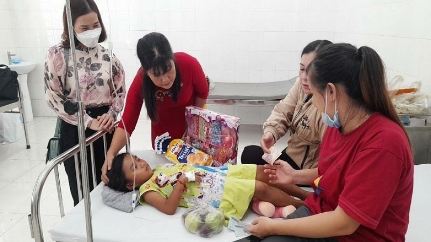 Bắt cha dượng đánh bé gái 7 tuổi ở Bình Phước