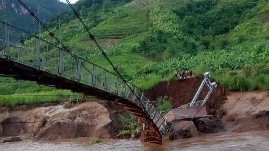 Sập cầu treo dân sinh ở Sơn La sau mưa lớn