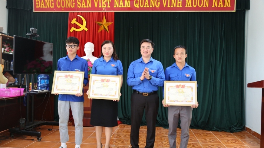 Khen thưởng đoàn viên dũng cảm cứu 3 trẻ em bị nước cuốn trôi