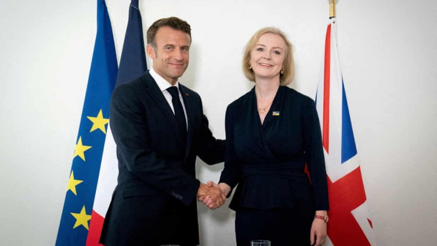 Tổng thống Pháp Macron gặp Thủ tướng Anh Liz Truss để xoa dịu căng thẳng