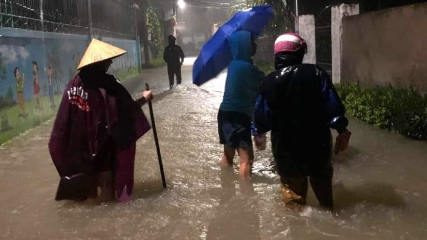 Mưa trắng trời, nhiều nơi ở Nghệ An bị ngập sâu