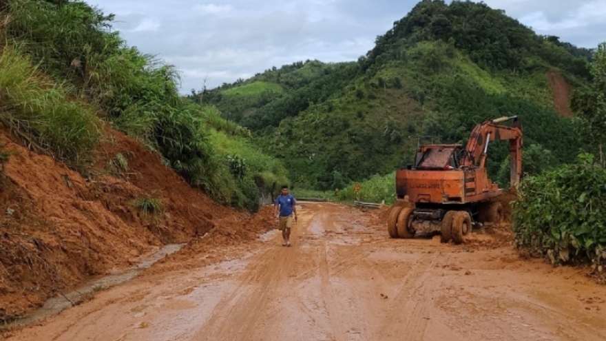 Thông tuyến 6 điểm sạt trượt ta luy dương trên đường Hồ Chí Minh