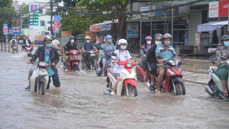 Người dân Cần Thơ chật vật đưa con đến trường ngày triều cường vượt báo động III