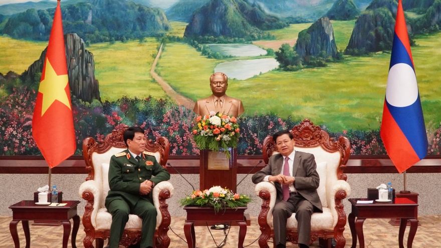 Tổng Bí thư, Chủ tịch nước Lào tiếp Đoàn đại biểu cán bộ chính trị cấp cao QĐND Việt Nam