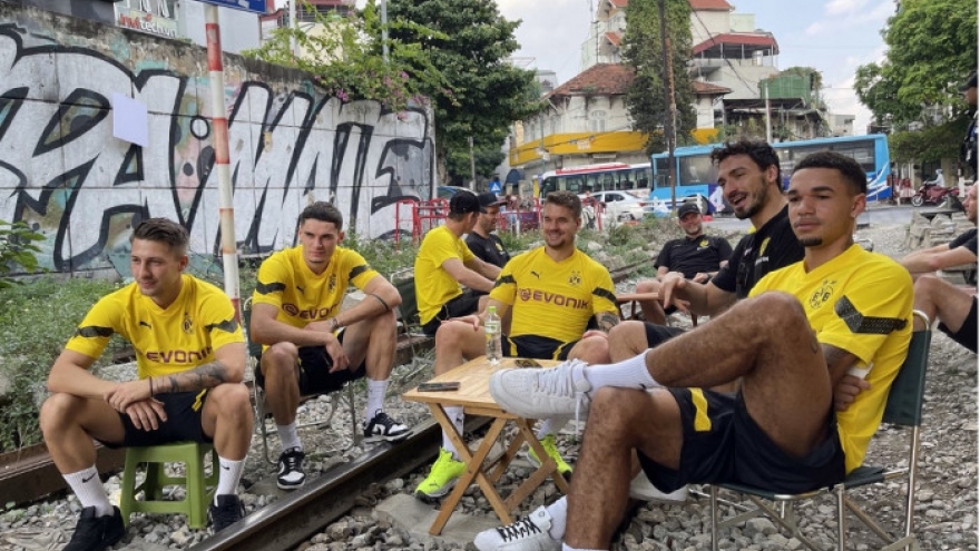 Sẽ xử phạt quán cà phê để dàn cầu thủ Dortmund ngồi trên đường ray tàu