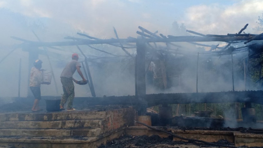 Dân làng Kon Dơ Năng tiếc nuối Nhà rông bị cháy