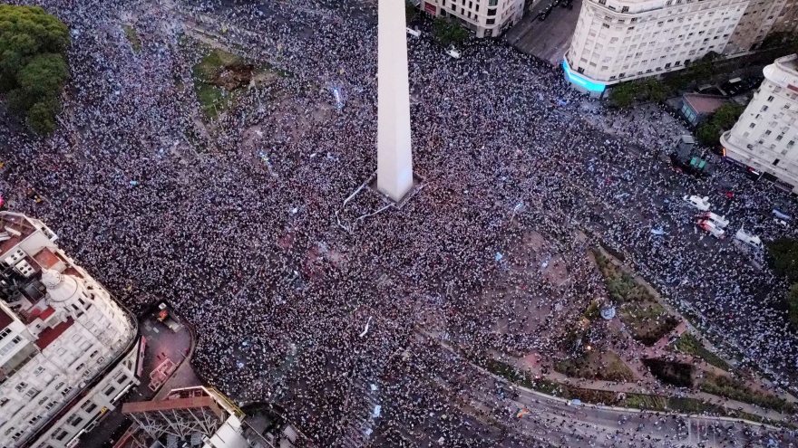 CĐV Argentina ''phủ kín'' đường phố khi Messi và đồng đội vào chung kết World Cup