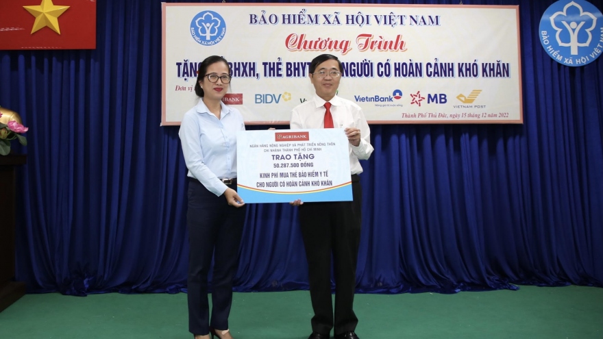 TP.HCM tặng sổ BHXH, thẻ BHYT cho người có hoàn cảnh khó khăn