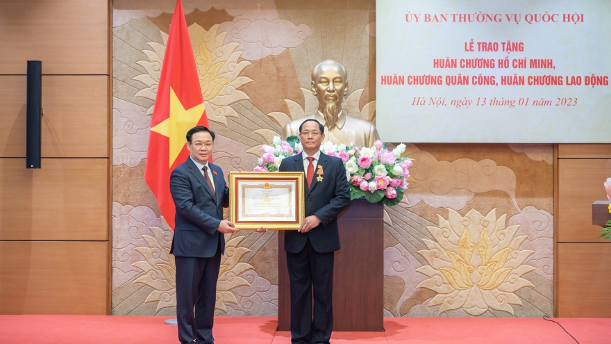 Trao Huân chương bậc cao tặng lãnh đạo, nguyên lãnh đạo Quốc hội