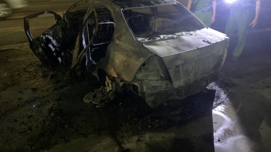 Sau khi đổ nhiên liệu, một ô tô bị cháy thiêu rụi