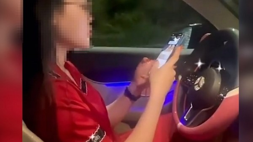 Phạt nữ tài xế lái Mercedes buông cả hai tay để bấm điện thoại