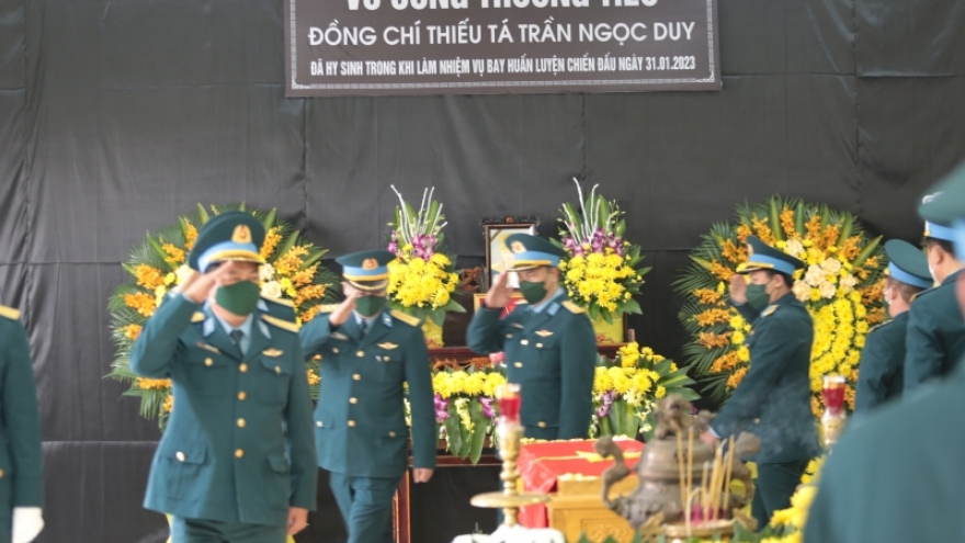 Đồng đội, người thân nghẹn ngào tiễn biệt Thiếu tá phi công Trần Ngọc Duy