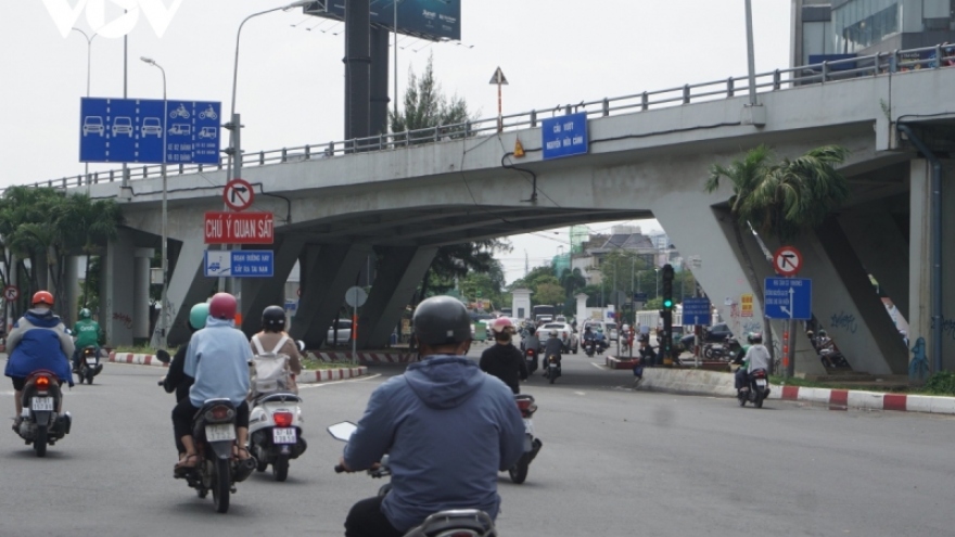 Cầu vượt Nguyễn Hữu Cảnh sắp thông tuyến trở lại